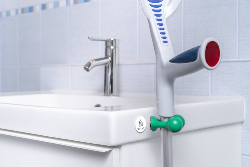Držák s magnetem je možné přichytit na kovovou samolepku