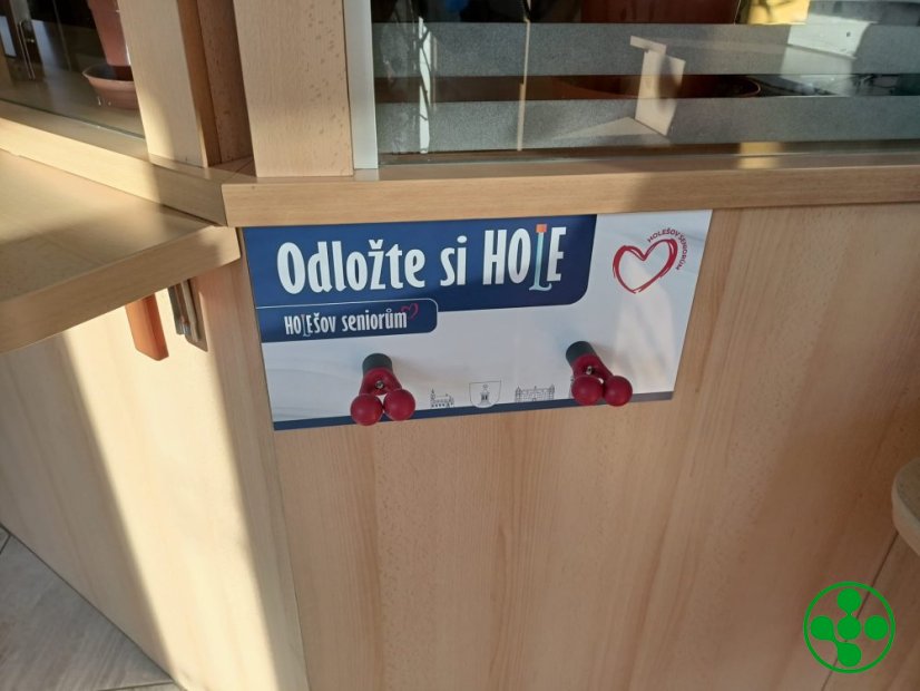 Detail tabulky pro odložení holí v Holešově