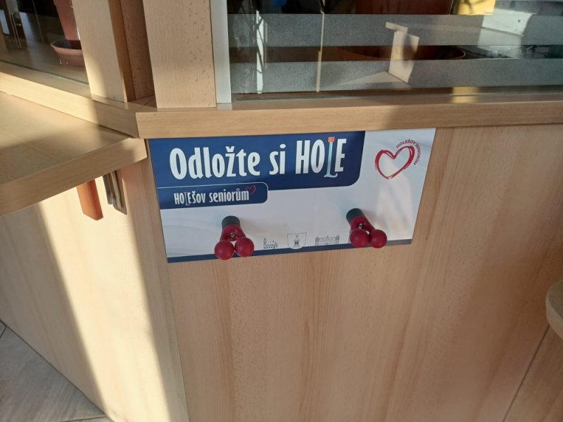 Detail tabulky pro odložení holí v Holešově Detail tabulky pro odložení holí v Holešově